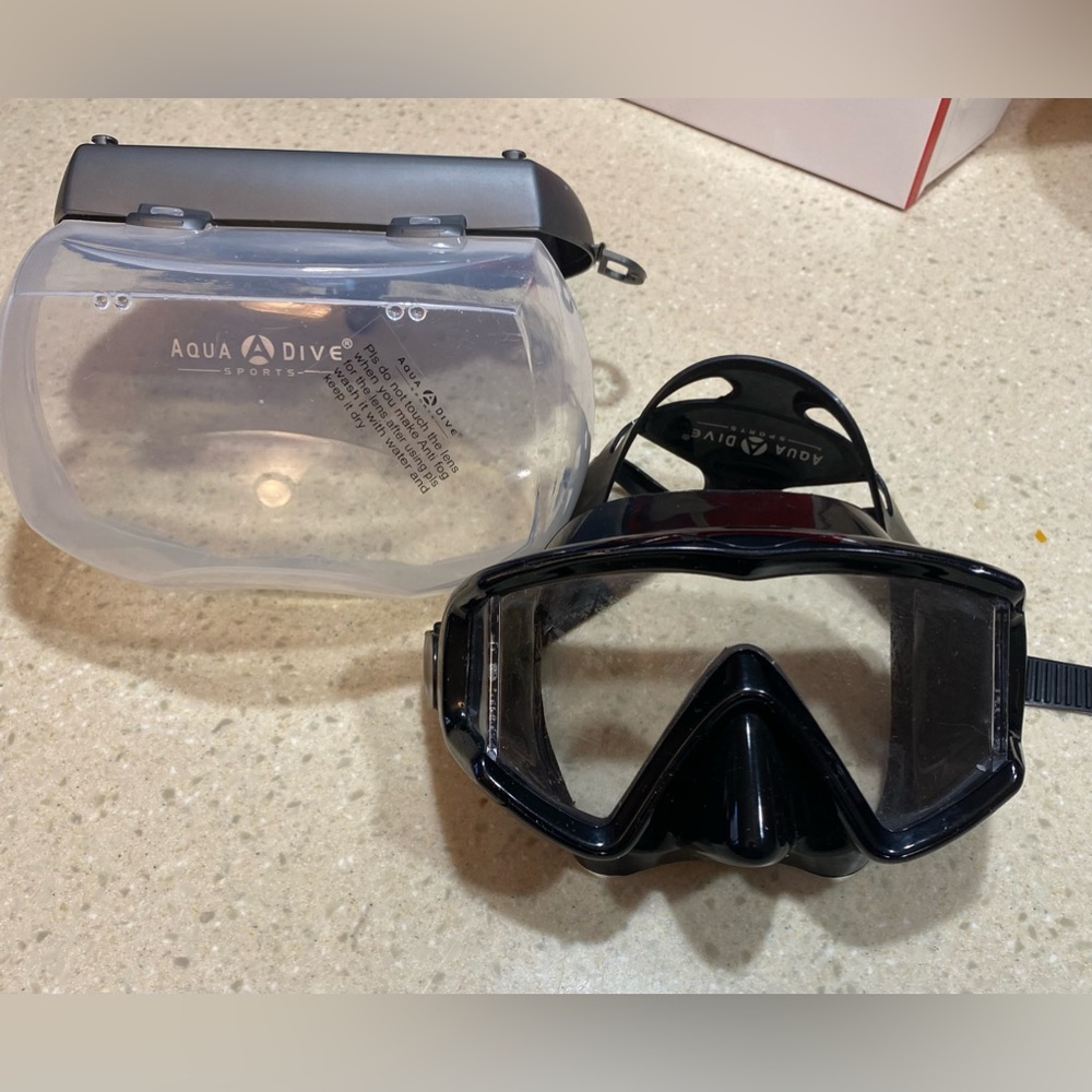 Aqua Dive Adjustable Goggles! With case! Used only once!